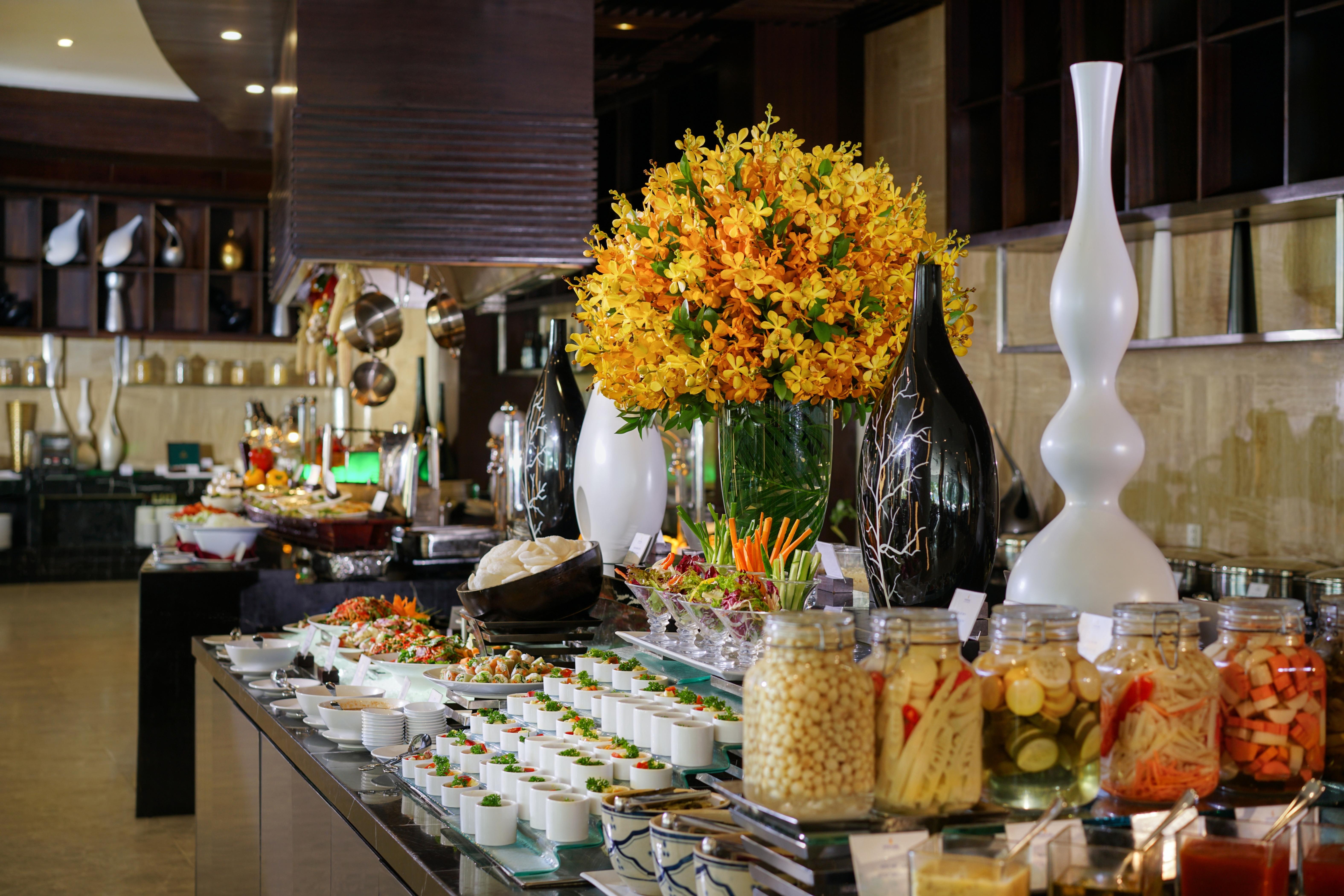 Vinpearl Resort & Spa Nha Trang Bay Exteriör bild A buffet at a hotel