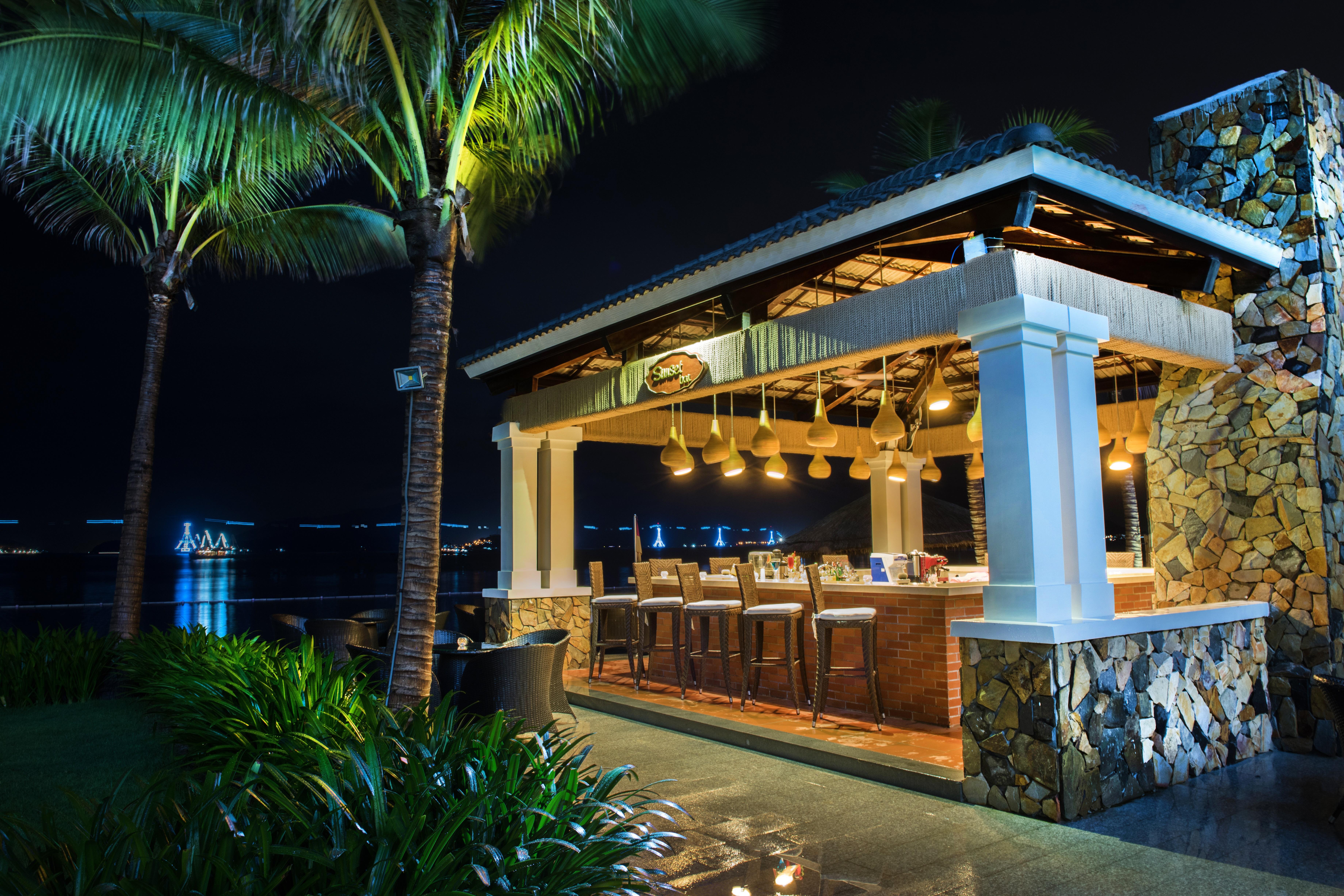 Vinpearl Resort & Spa Nha Trang Bay Exteriör bild The Bar at the Beach