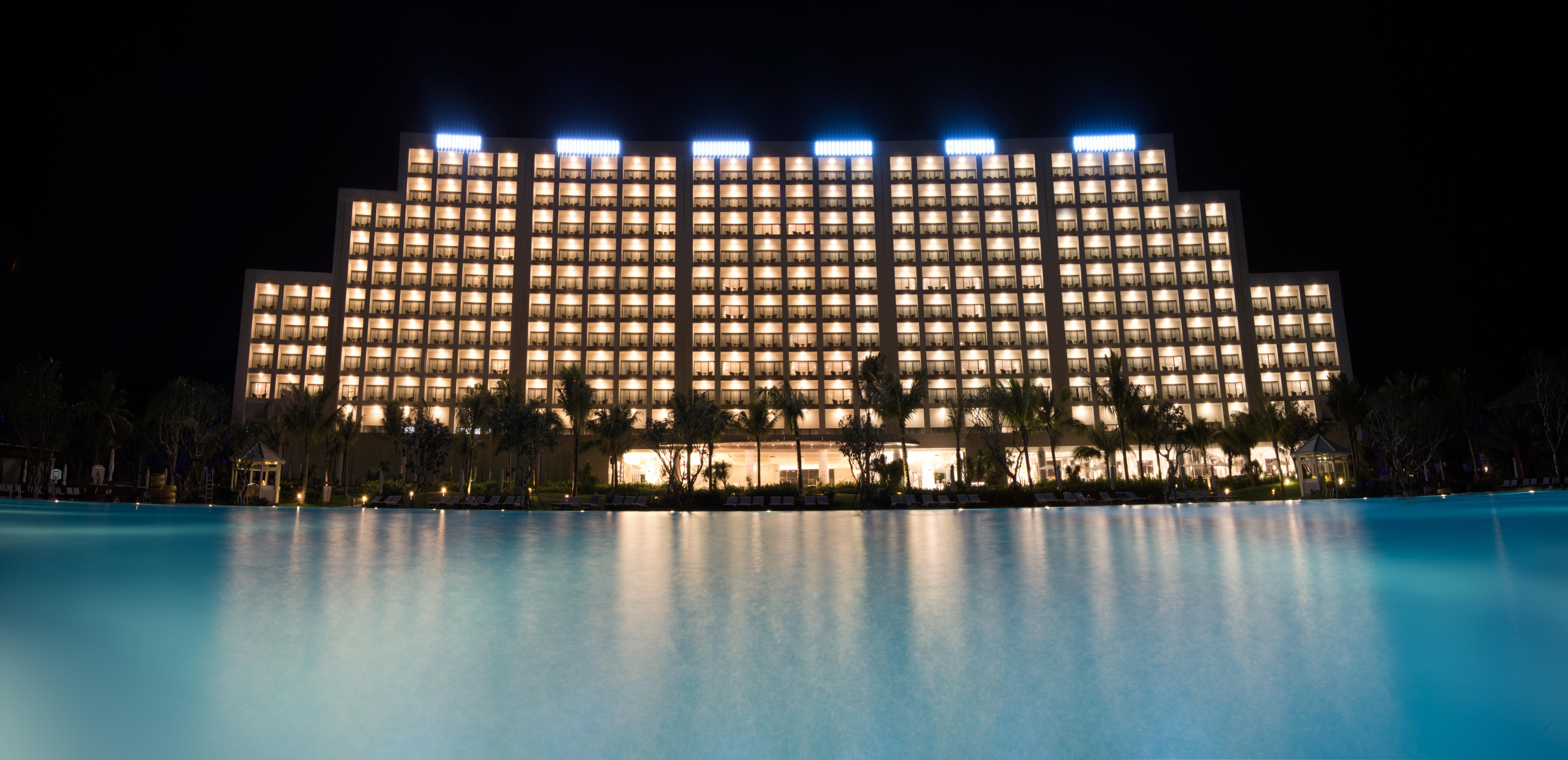 Vinpearl Resort & Spa Nha Trang Bay Exteriör bild The hotel at night
