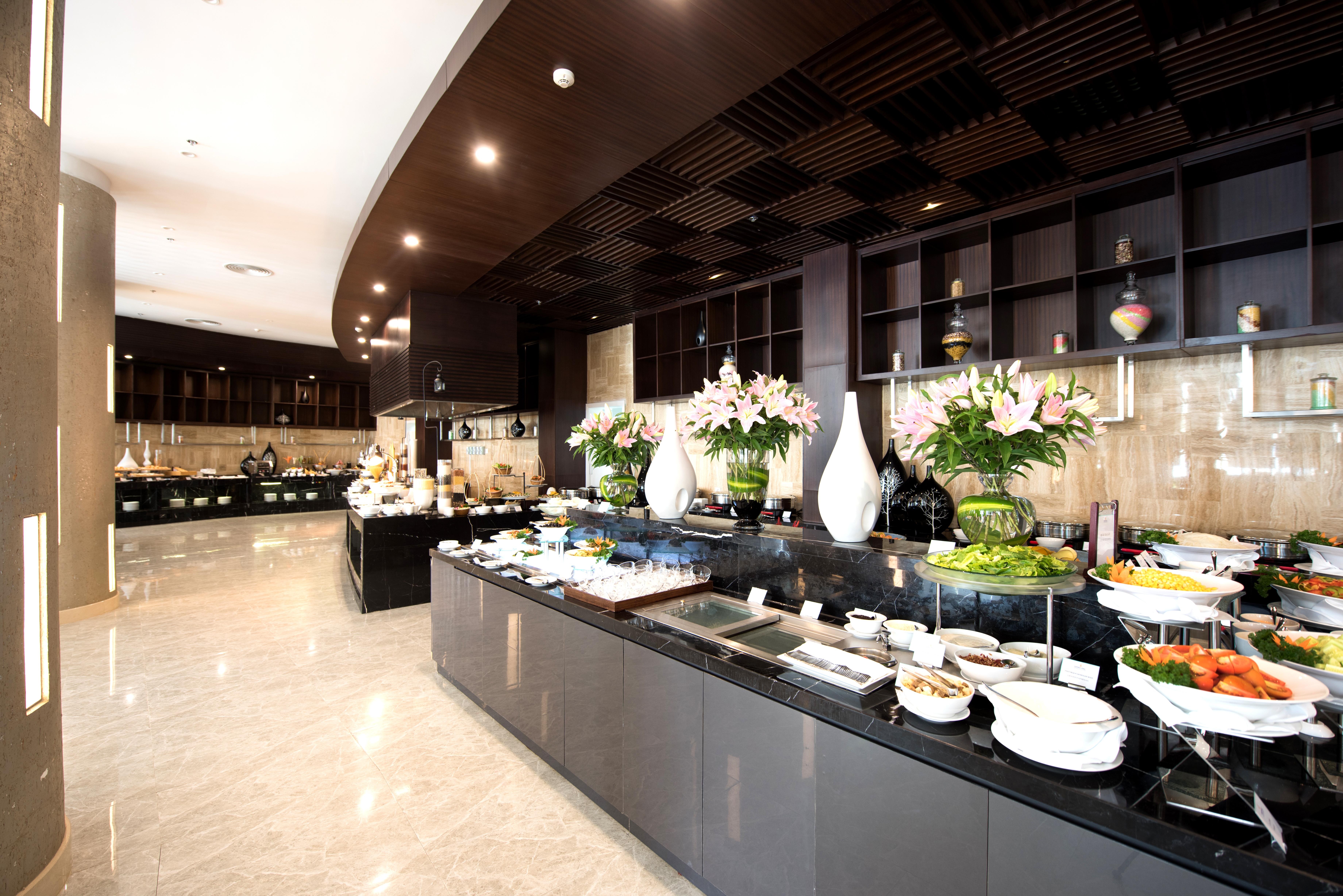 Vinpearl Resort & Spa Nha Trang Bay Exteriör bild The buffet at the lobby