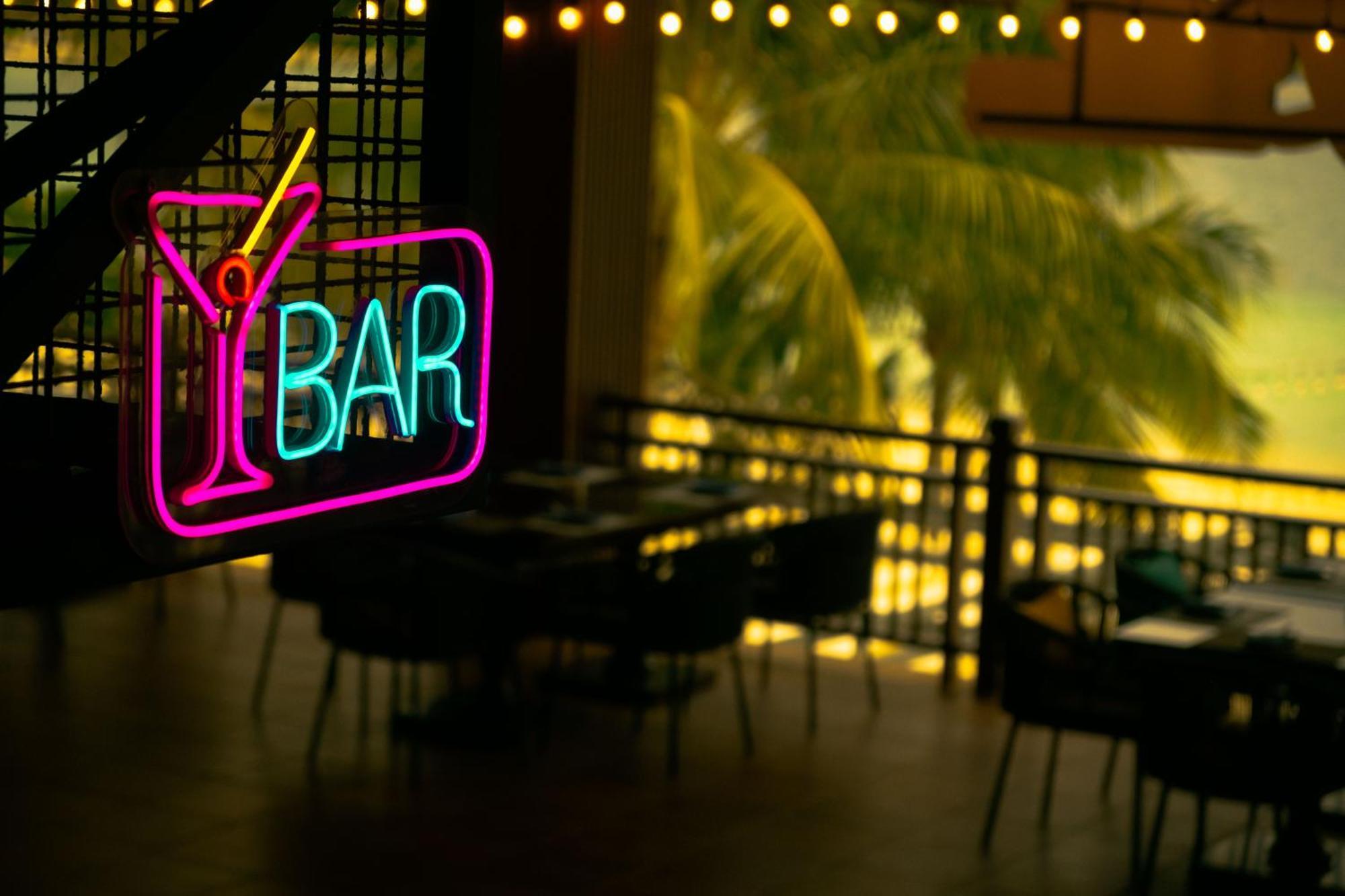 Vinpearl Resort & Spa Nha Trang Bay Exteriör bild A neon sign