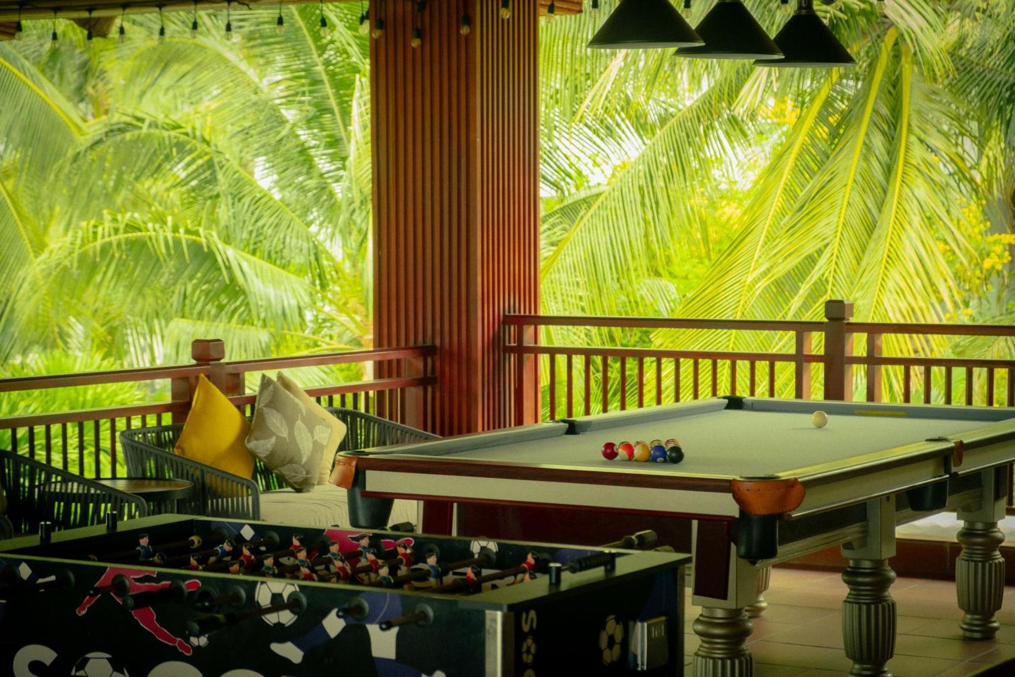 Vinpearl Resort & Spa Nha Trang Bay Exteriör bild The pool table at the resort